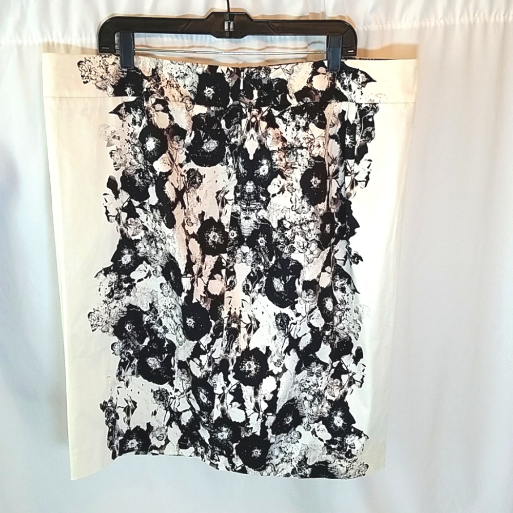 Lane Bryant Women's Plus Size Pencil Skirt Black and White Floral Size 20 - Picture 2 of 4